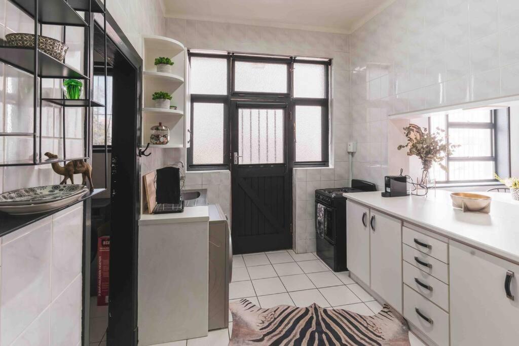 Cozy One-Bedroom In The Heart Of Sea Point Cape Town Exterior foto